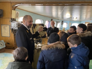  Генеральный директор Росатомфлота Леонид Ирлица провел экскурсию для учащихся 