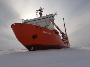 Атомный контейнеровоз «Севморпуть» завершил выгрузку первой партии груза в бухте Северная