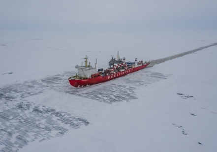 Экипаж атомного контейнеровоза «Севморпуть» доставил первую партию груза для проекта «Арктик СПГ 2»