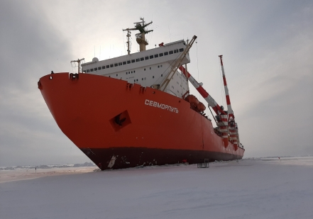 Экипаж атомного контейнеровоза «Севморпуть» Росатомфлота обеспечил выгрузку материалов и оборудования для проекта «Арктик СПГ 2»