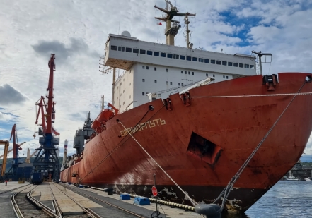 Пять с половиной тысяч тонн свежемороженой рыбы доставил атомный контейнеровоз «Севморпуть» из Петропавловска-Камчатского в Мурманск