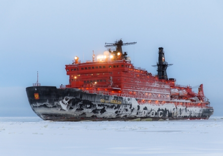 Атомоход «50 лет Победы» успешно завершил проводку двух караванов в восточном направлении