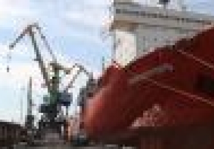 На атомном лихтеровозе-контейнеровозе «Севморпуть» начались погрузочные работы