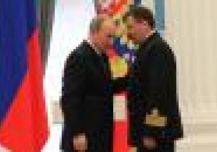 Президент РФ Владимир Путин вручил награду капитану Спирину