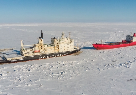 Атомные ледоколы Росатомфлота обеспечили аварийную буксировку танкера «Варзуга»